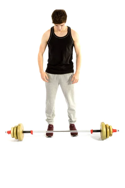 18 éves tinédzser fiú gyakorlás súlyokkal — Stock Fotó