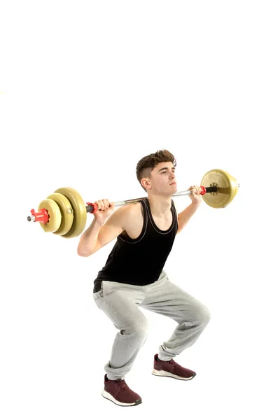 18 éves tinédzser fiú gyakorlás súlyokkal — Stock Fotó