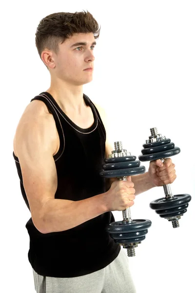 18-jähriger Teenager trainiert mit Gewichten — Stockfoto