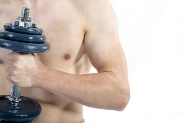 18 yaşındaki genç çocuk ağırlık kaldırma