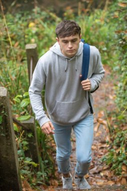 Genç çocuk beton basamaklardan