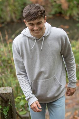 Genç çocuk adımları dışında yürürken