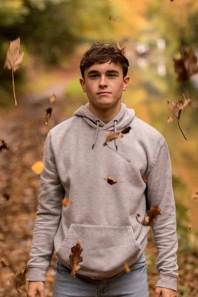 Genç çocuk ve düşen yaprakları — Stok fotoğraf