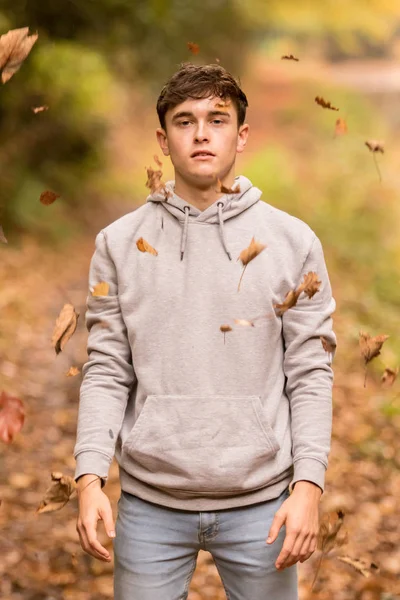 Teenager und fallende Blätter — Stockfoto