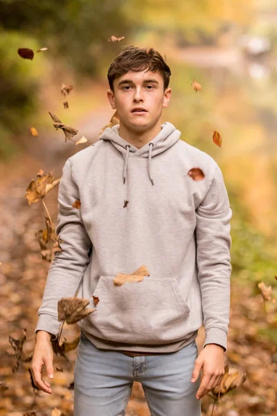 Teenager und fallende Blätter — Stockfoto