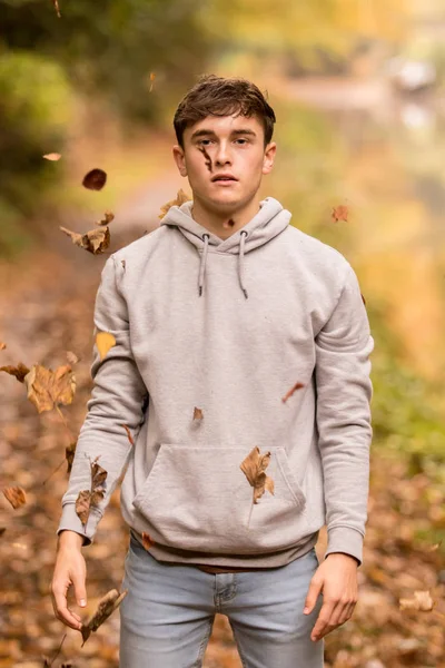 Teenager und fallende Blätter — Stockfoto