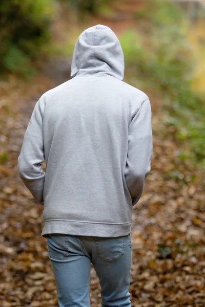 Adolescente caminhando sozinho em um dia de outono — Fotografia de Stock