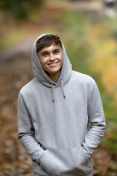 Genç çocuk tek başına bir atumn gününde yürüyüş