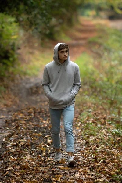 Nastoletni chłopiec spaceru sam na dzień atumn — Zdjęcie stockowe