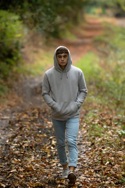 Dospívající chlapec sám chůzi na atumn den — Stock fotografie