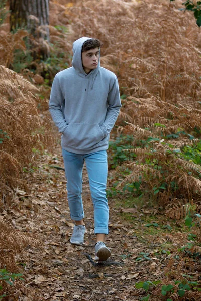 18-jähriger Teenager geht im Wald spazieren — Stockfoto
