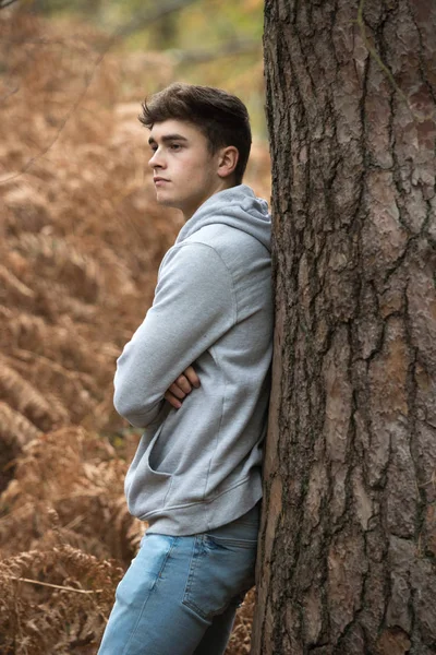 Adolescente en el bosque en un día de otoño —  Fotos de Stock