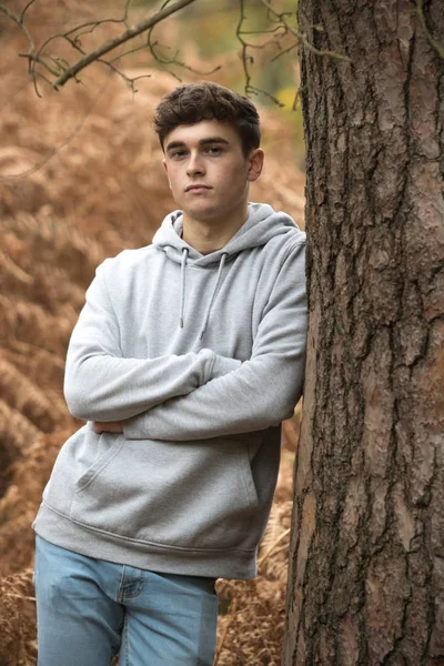 Adolescente na floresta em um dia de outono — Fotografia de Stock