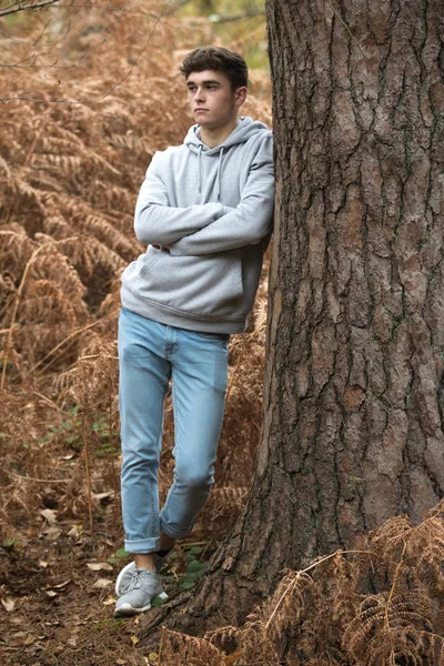Teenager an einem Herbsttag im Wald — Stockfoto