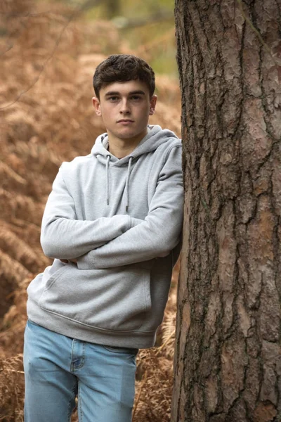 Teenager an einem Herbsttag im Wald — Stockfoto