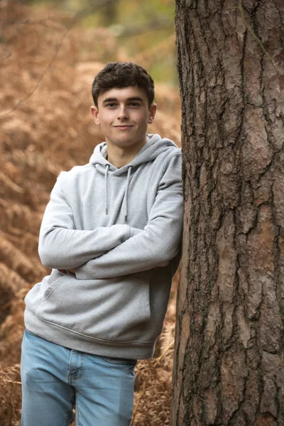 Хлопчик-підліток в лісі в осінній день — стокове фото