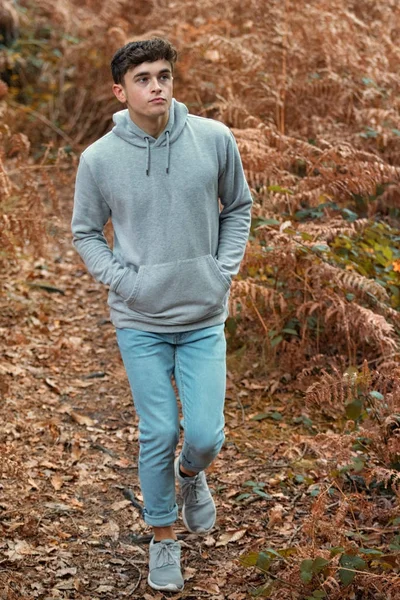 Teenager spaziert im Herbst durch Wald — Stockfoto