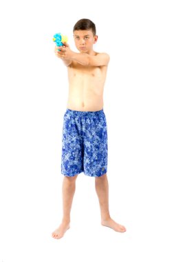 Su silahlarla oynayan genç genç çocuk
