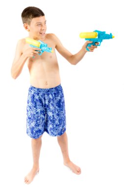 Su silahlarla oynayan genç genç çocuk
