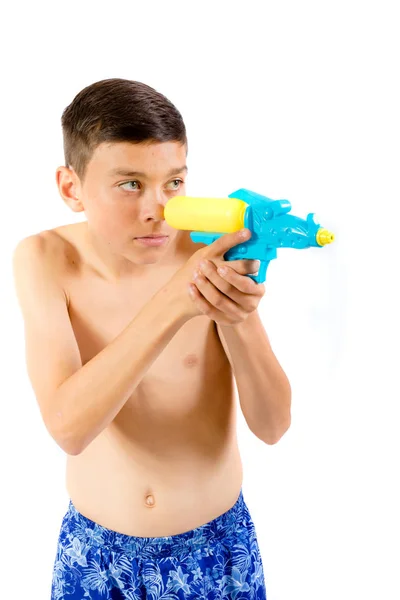 Jeune adolescent jouant avec des pistolets à eau — Photo