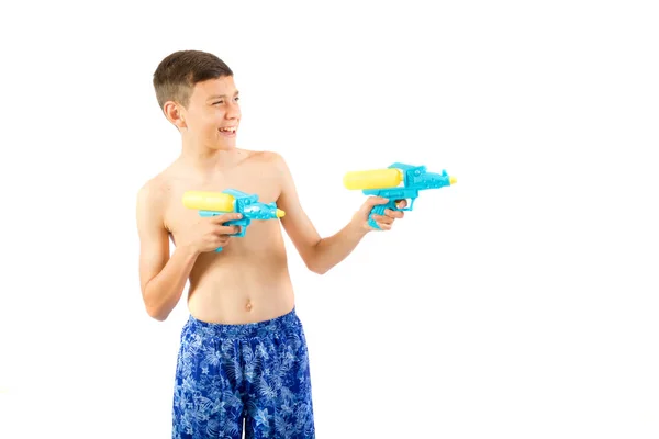 Joven adolescente jugando con pistolas de agua — Foto de Stock