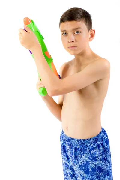 Joven adolescente jugando con pistolas de agua — Foto de Stock