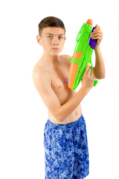 Joven adolescente jugando con pistolas de agua — Foto de Stock