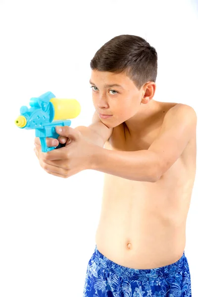 Jovem adolescente brincando com armas de água — Fotografia de Stock