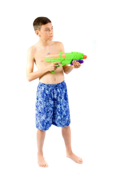 Jovem adolescente brincando com armas de água — Fotografia de Stock