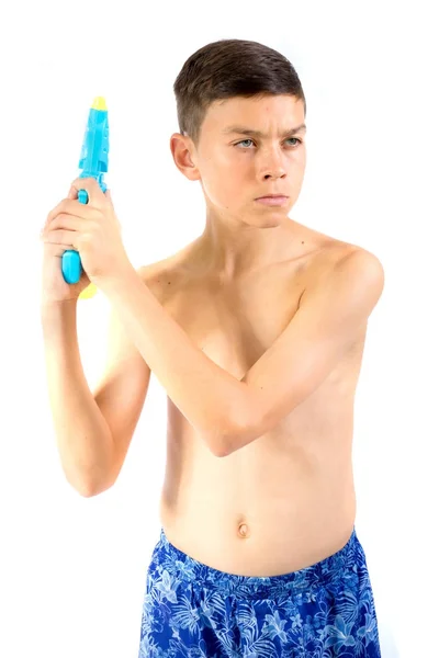 水銃で遊ぶ若い 10 代の少年 — ストック写真