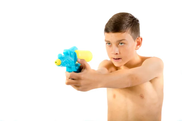 Su silahlarla oynayan genç genç çocuk — Stok fotoğraf