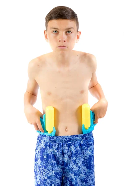 Joven adolescente jugando con pistolas de agua — Foto de Stock