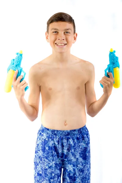 Tiener jongen speelt met water geweren — Stockfoto