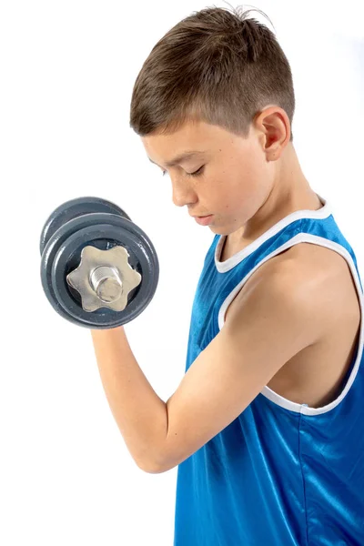 Fiatal tizenéves fiú felhasználásával a súlyzók — Stock Fotó