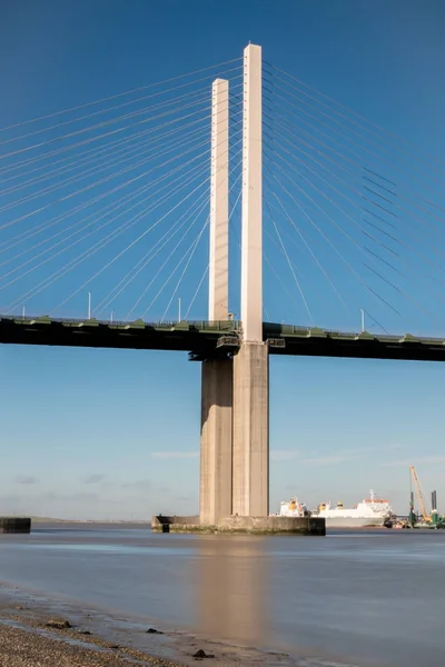 A ponte Queen Elizabeth II atravessa o rio Tâmisa em Dartford — Fotografia de Stock