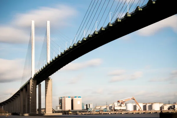 A ponte Queen Elizabeth II atravessa o rio Tâmisa em Dartford — Fotografia de Stock