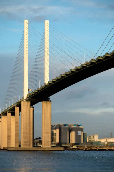 A ponte Queen Elizabeth II atravessa o rio Tâmisa em Dartford — Fotografia de Stock