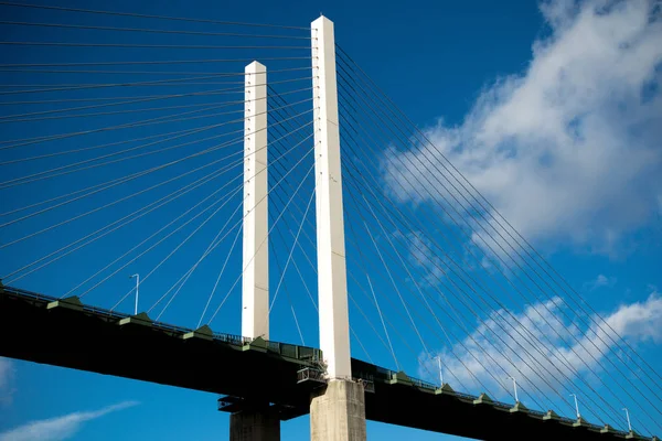 A ponte Queen Elizabeth II atravessa o rio Tâmisa em Dartford — Fotografia de Stock