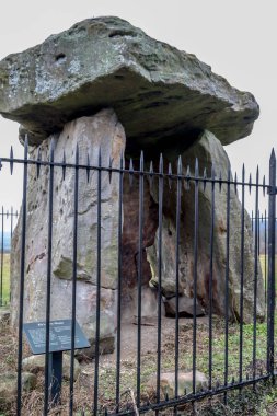 Neolitik uzun Barrow mezar kalıntıları