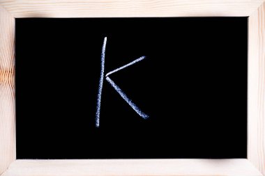 Bir tahtaya yazılmış Beyaz tebeşir