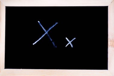 Bir tahtaya yazılmış Beyaz tebeşir