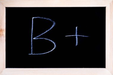 Bir tahtaya yazılmış Beyaz tebeşir