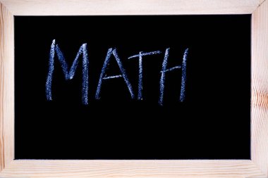 Bir tahtaya yazılmış Beyaz tebeşir