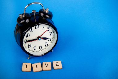 Mavi arkaplanda siyah alarm saati