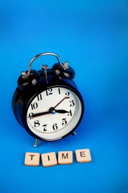 Mavi arkaplanda siyah alarm saati