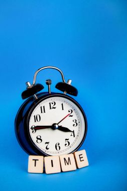 Mavi arkaplanda siyah alarm saati