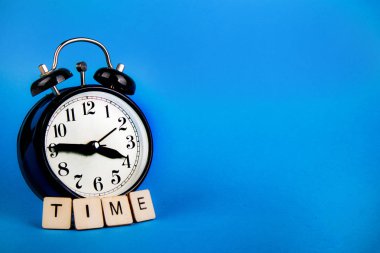Mavi arkaplanda siyah alarm saati