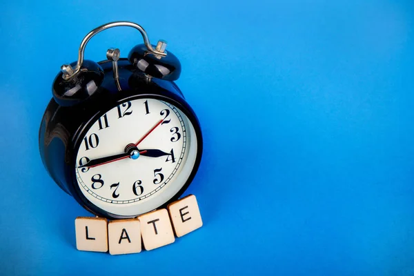 Reloj despertador negro sobre fondo azul —  Fotos de Stock