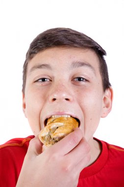 Genç Beyaz genci bir sosis rulo ile