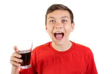Genç Beyaz genç çocuk kola içme
